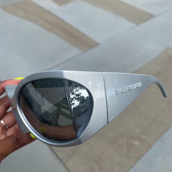 BALENCIAGA round frame sunglasses . Worn once. Comes w/ original packaging - Picture 3 of 5